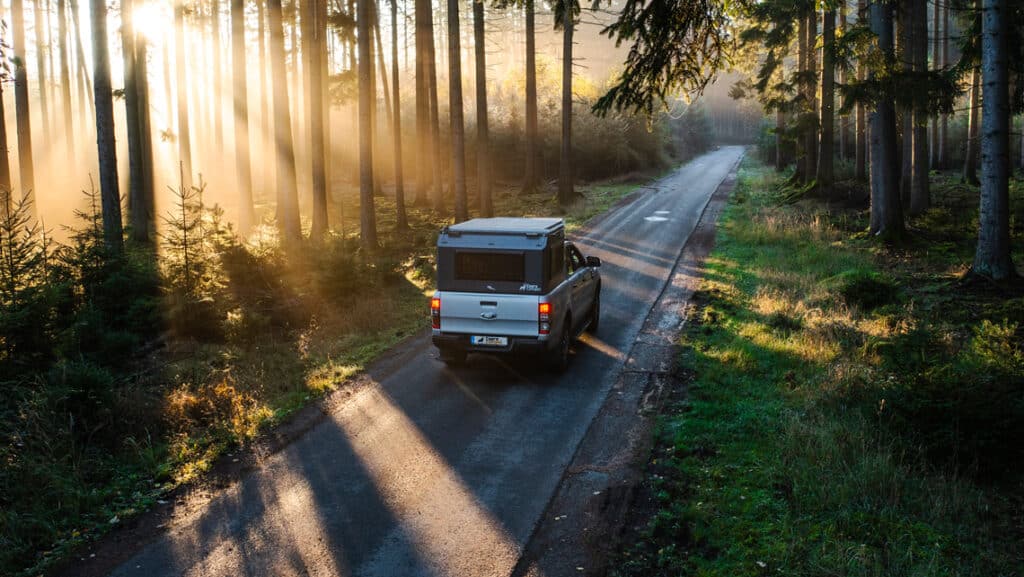 Capra Camper Auf Einer Waldstraße